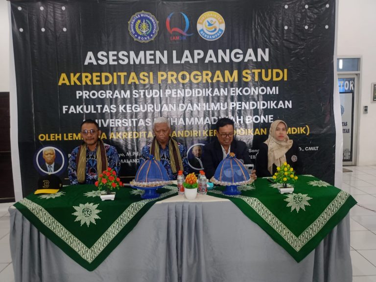 Rektor Universitas Muhammadiyah Bone bersama Dekan dan Tim Asesor LAMDIK